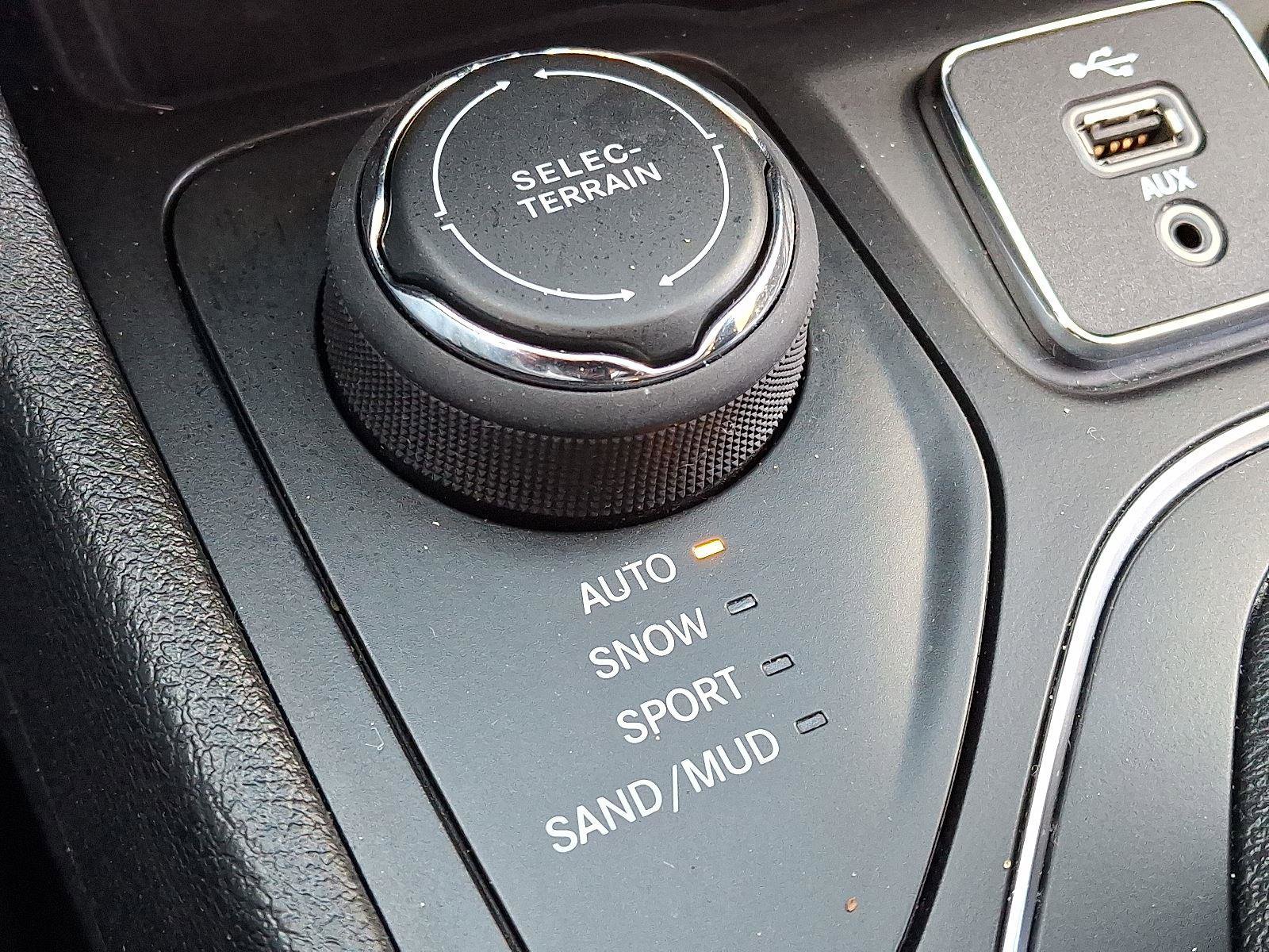 Used 2019 Jeep Cherokee Latitude w/ Cold Weather Group image 24