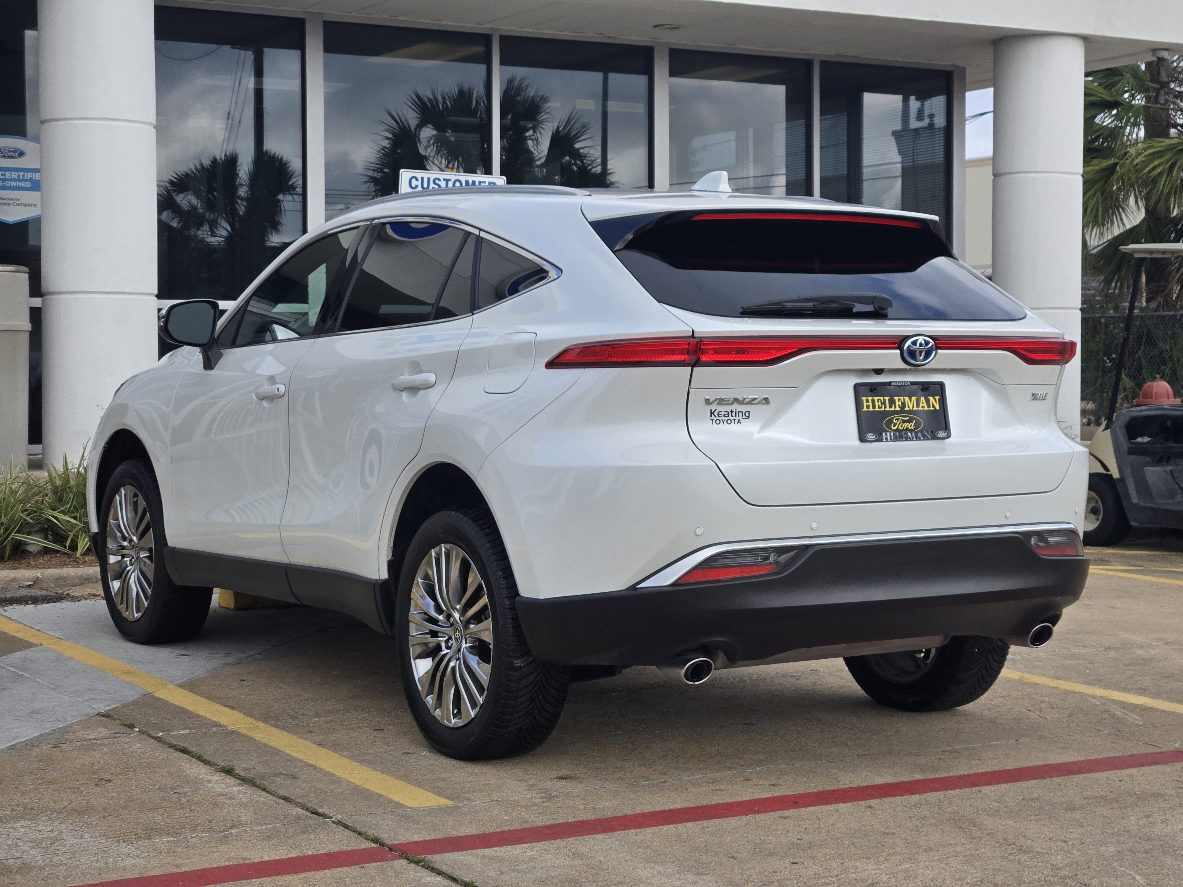 Used 2024 Toyota Venza XLE AWD/4WD image 4