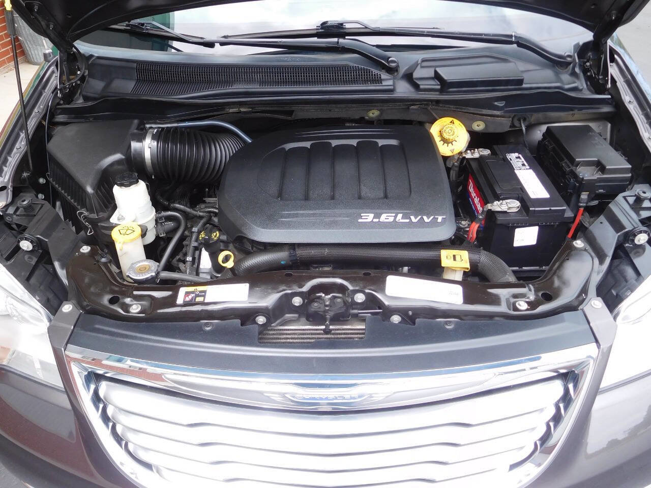 Used 2016 Chrysler Town & Country Touring image 9