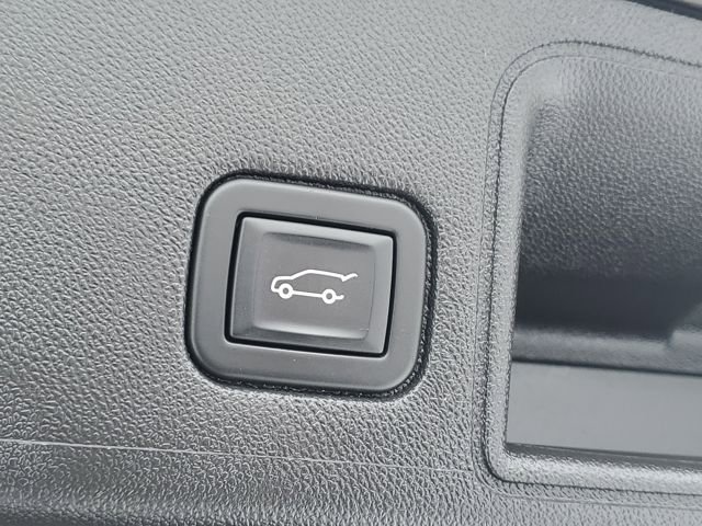 Used 2023 GMC Terrain SLT image 32