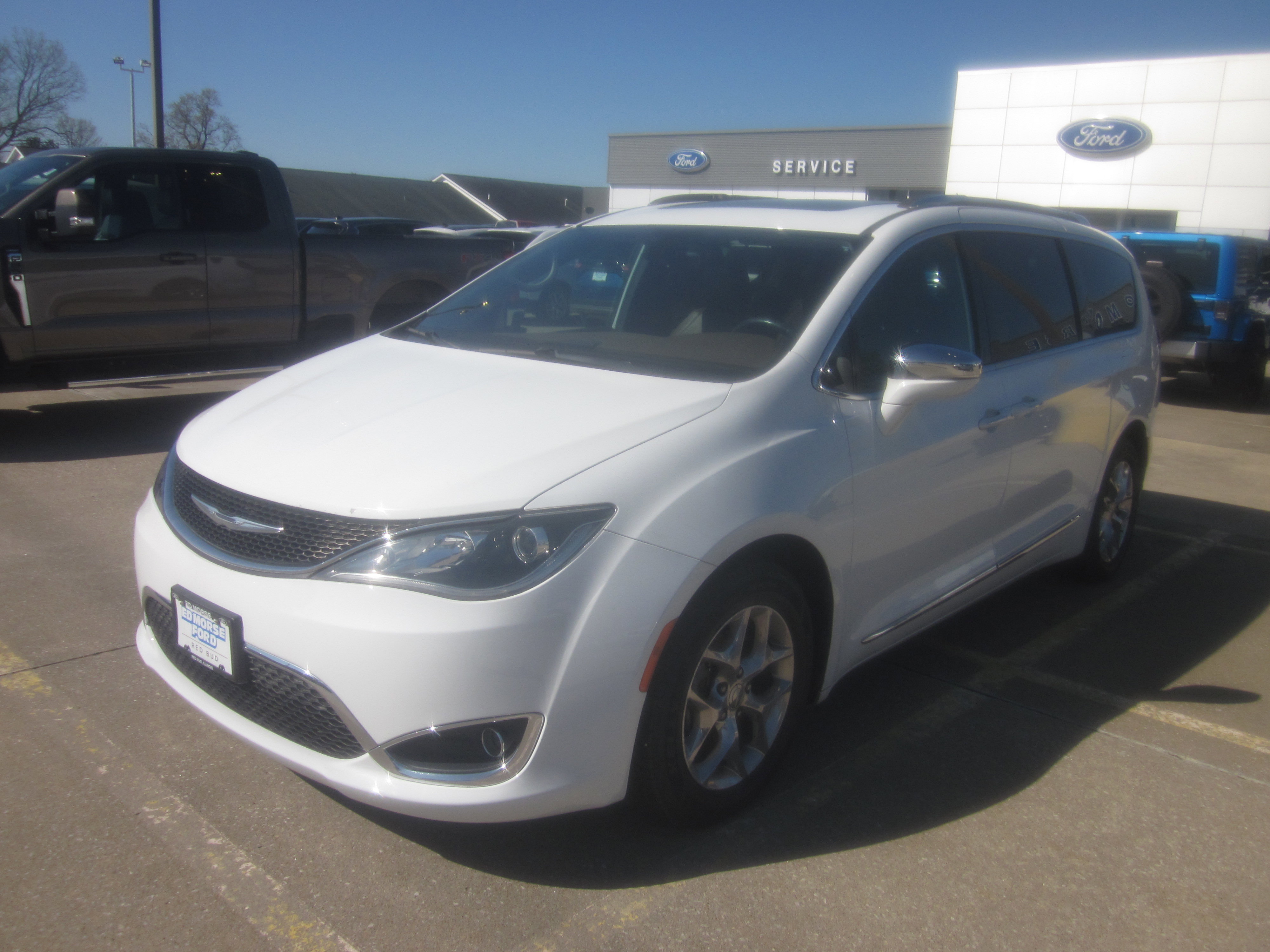 Used 2018 Chrysler Pacifica Limited image 3