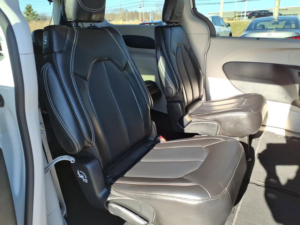 Used 2024 Chrysler Pacifica Touring-L image 10