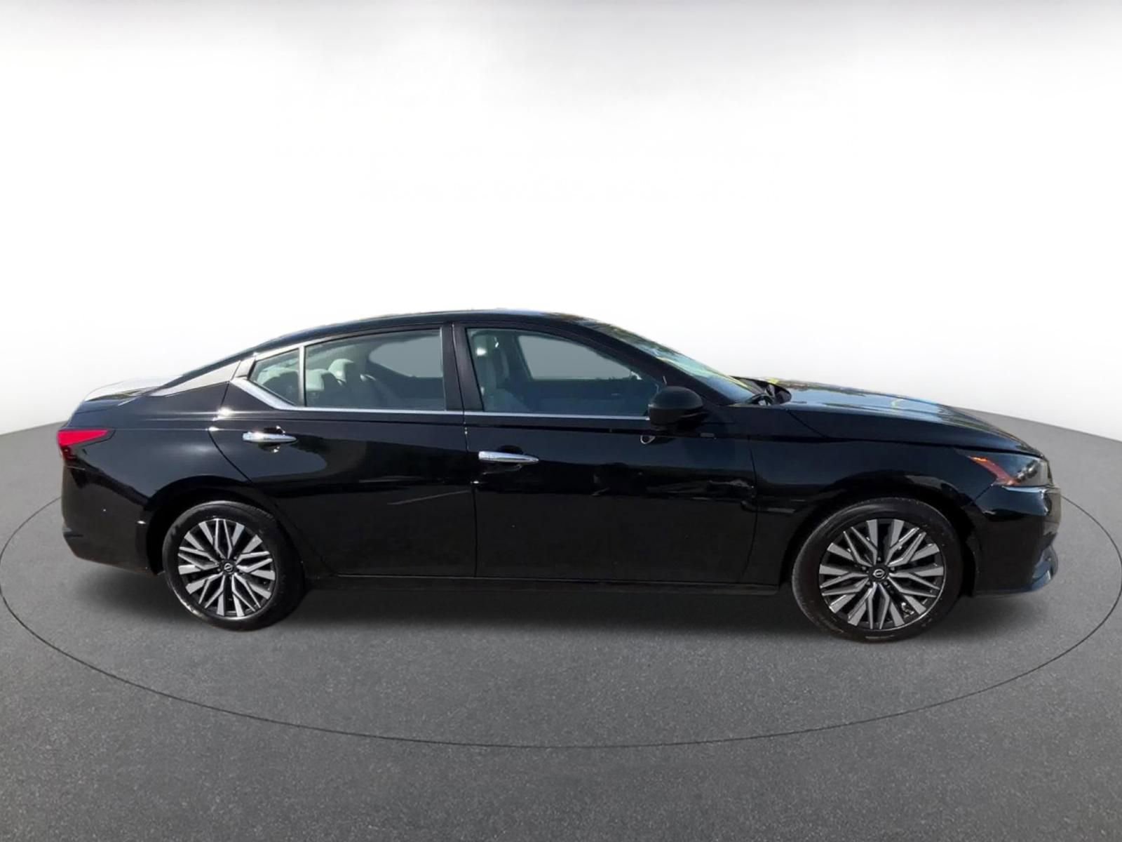 Used 2025 Nissan Altima 2.5 SV image 16