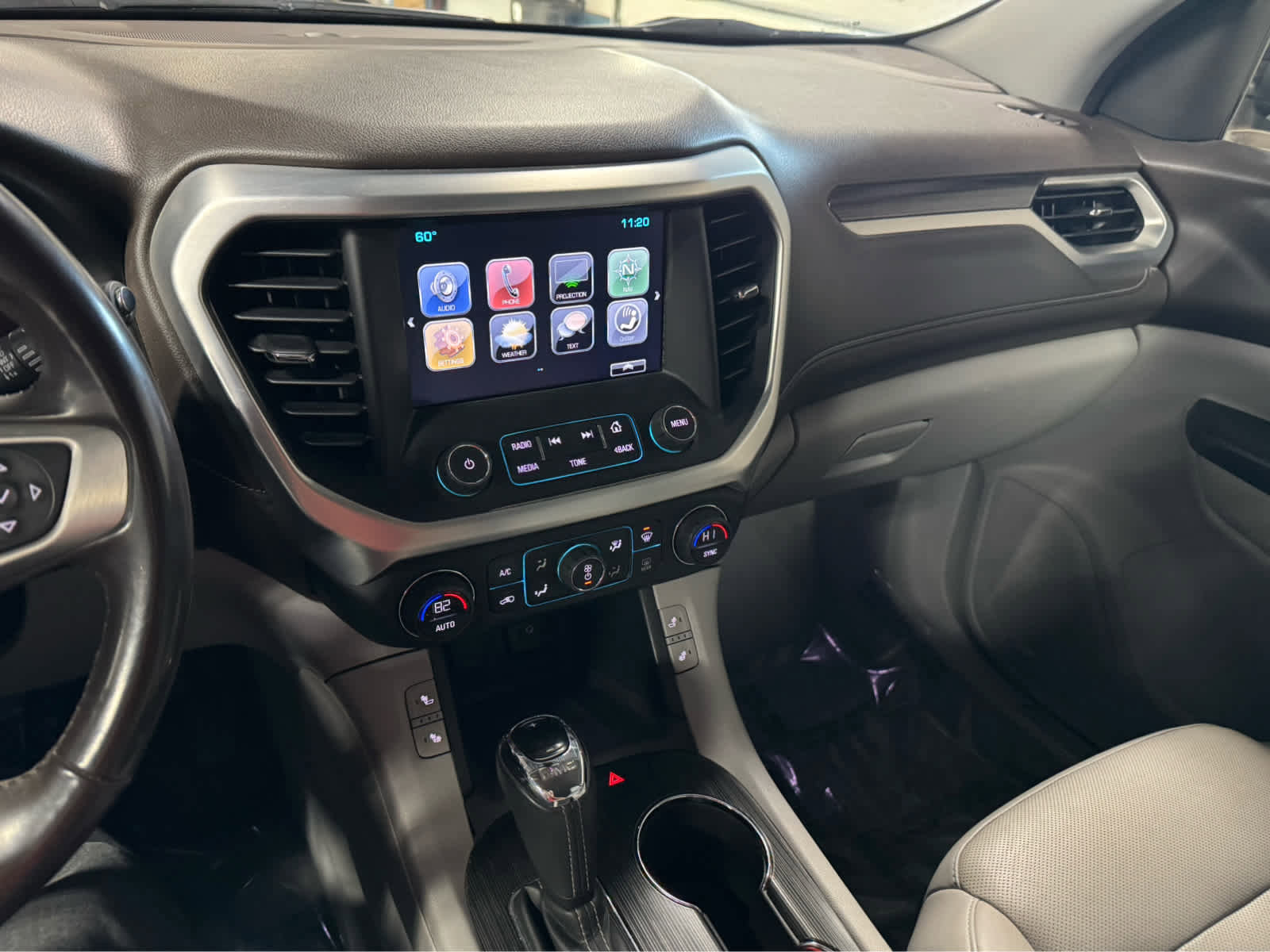 Used 2018 GMC Acadia SLT image 17