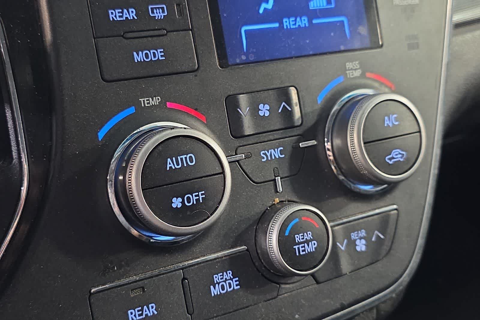 Used 2015 Toyota Sienna SE w/ SE Preferred Package FWD image 22