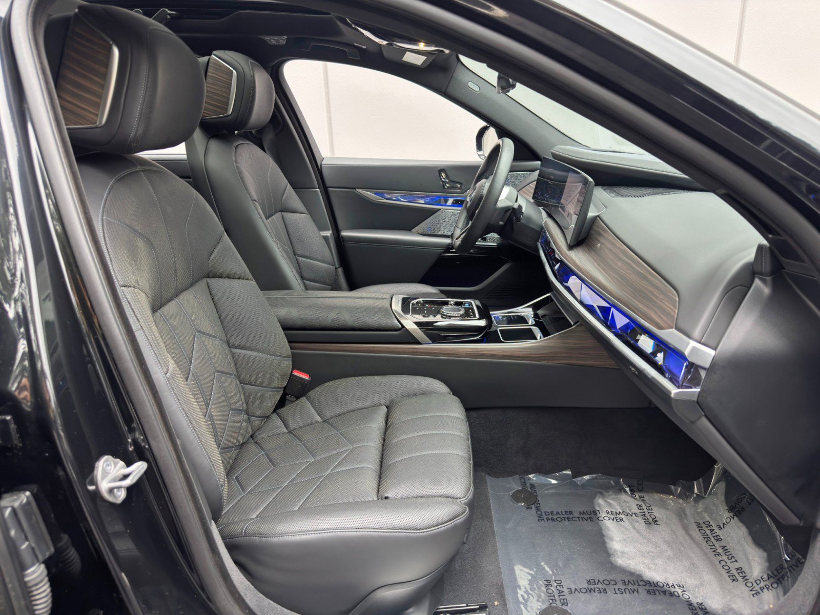 Used 2023 BMW i7 xDrive60 w/ Executive Package 2 AWD/4WD image 17