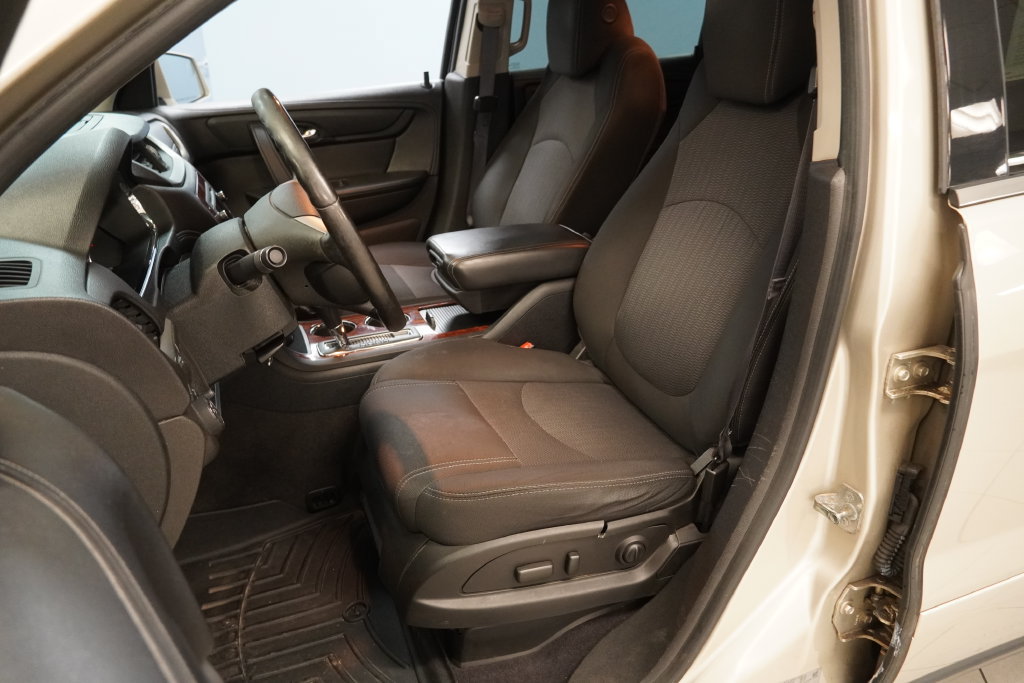 Used 2013 Chevrolet Traverse LT FWD image 3