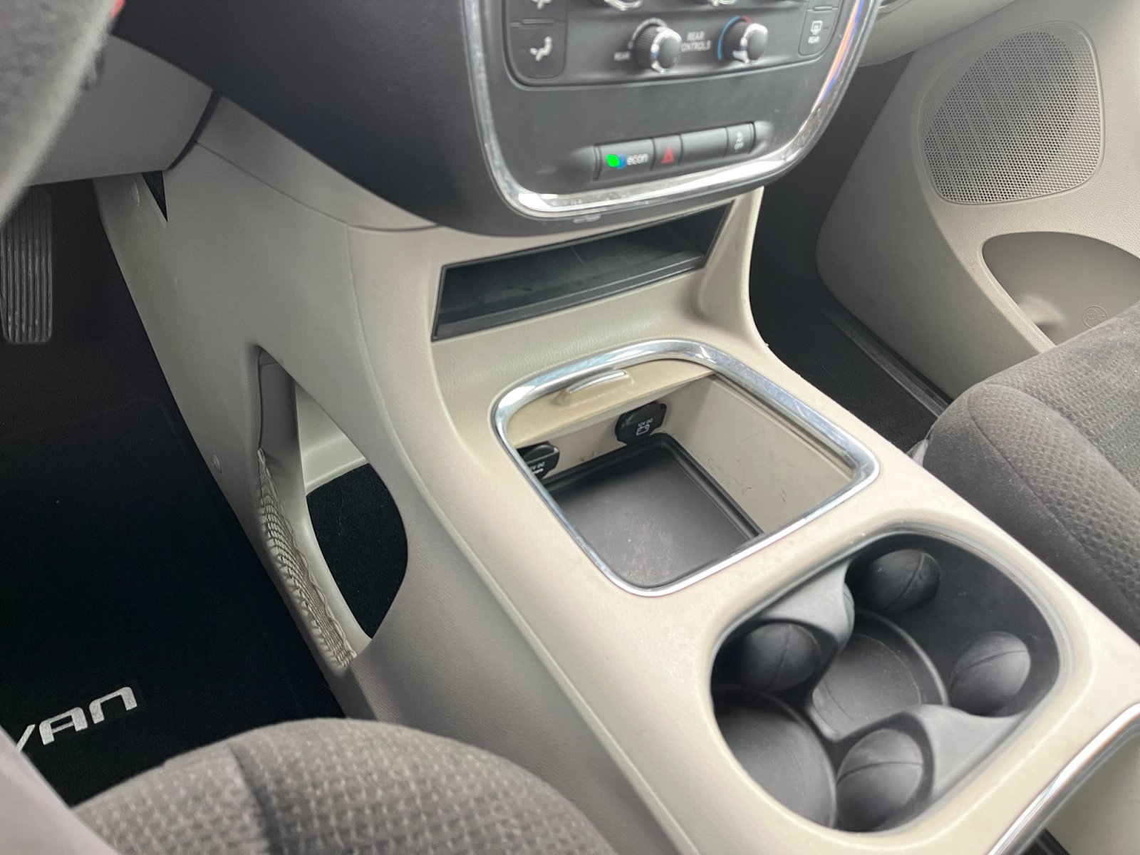 Used 2013 Dodge Grand Caravan SXT FWD image 25