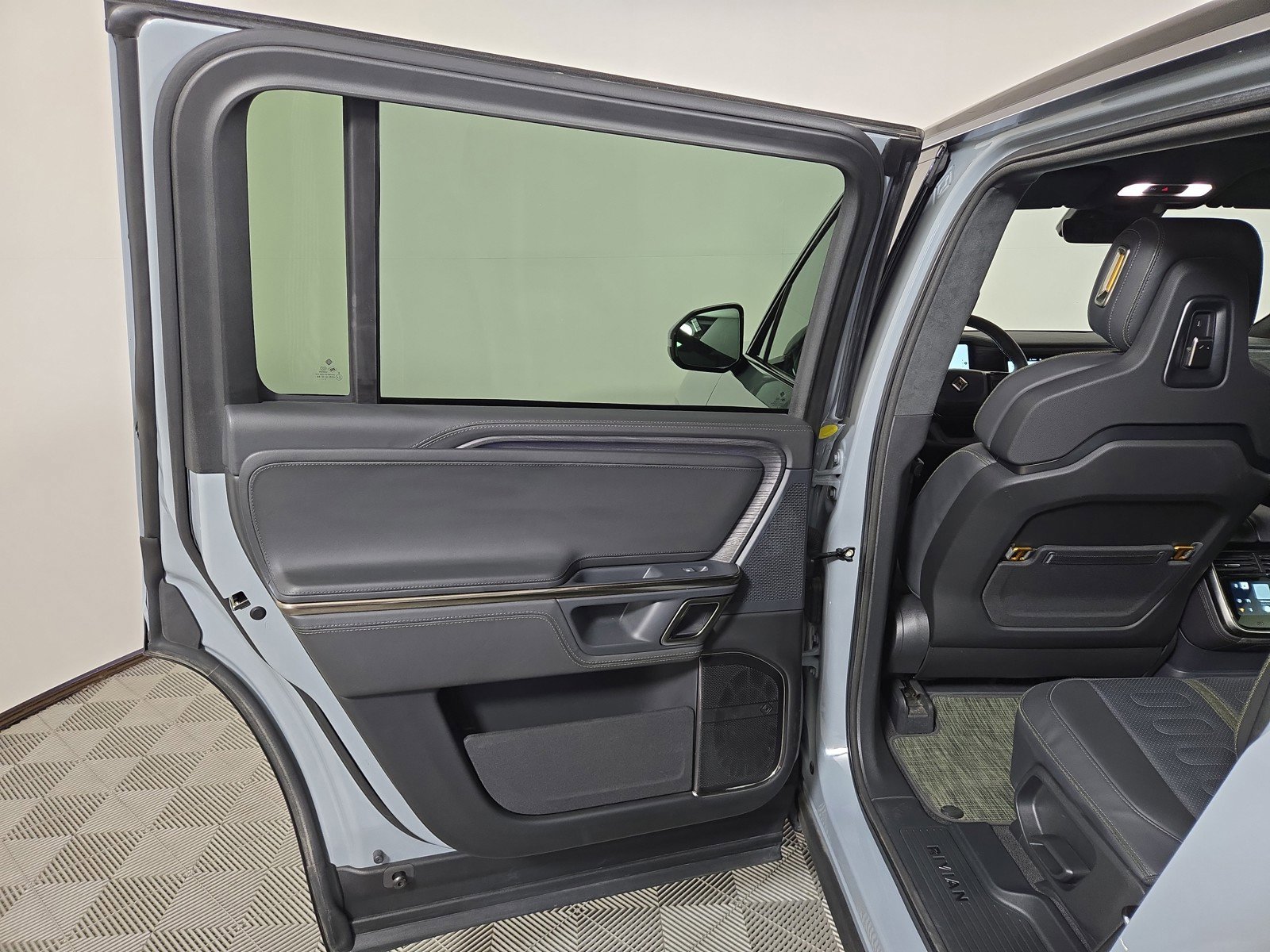 Used 2023 Rivian R1S Adventure AWD/4WD image 17
