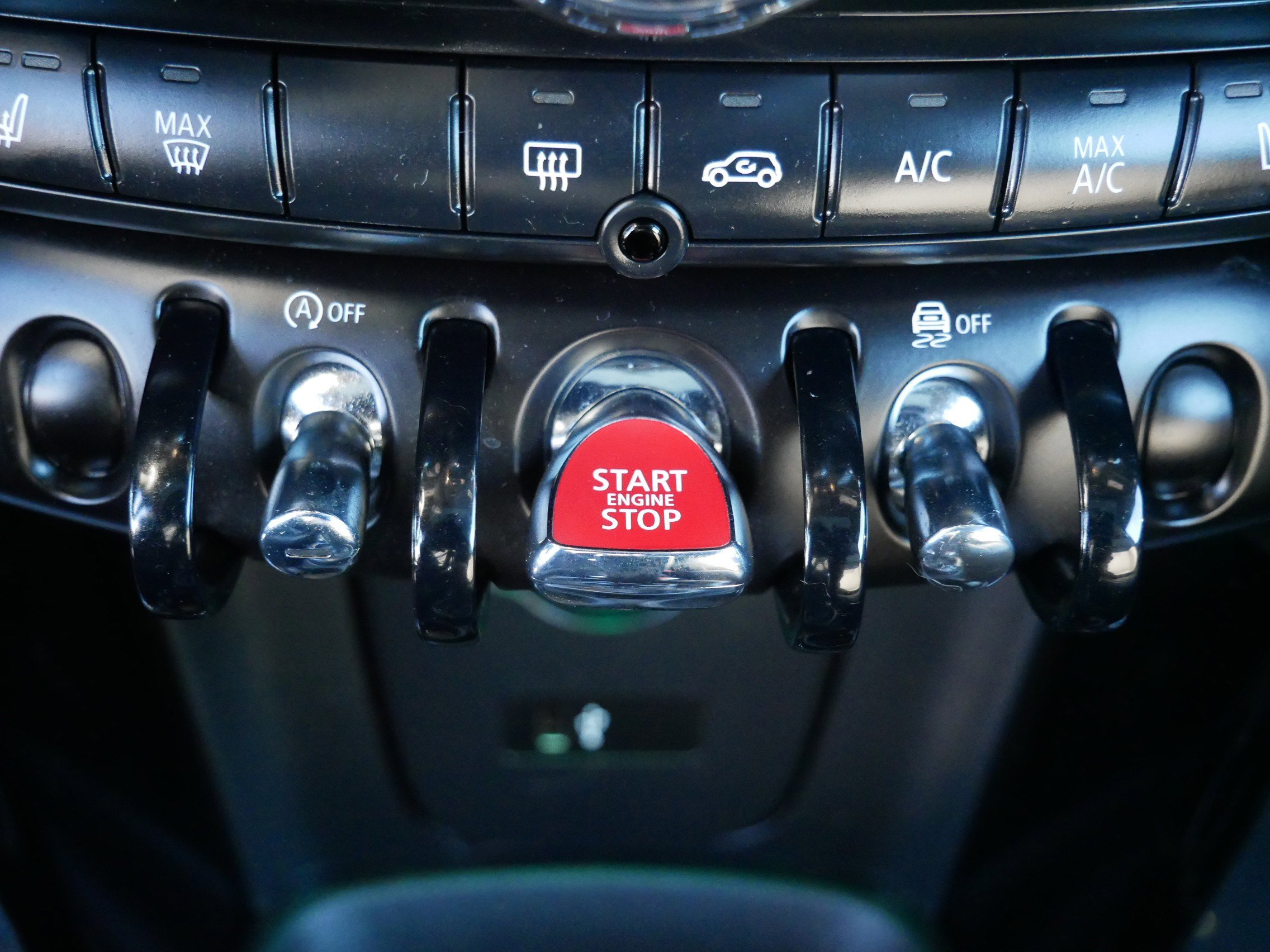 Used 2021 MINI Cooper 2-Door Hardtop w/ Storage Package image 29