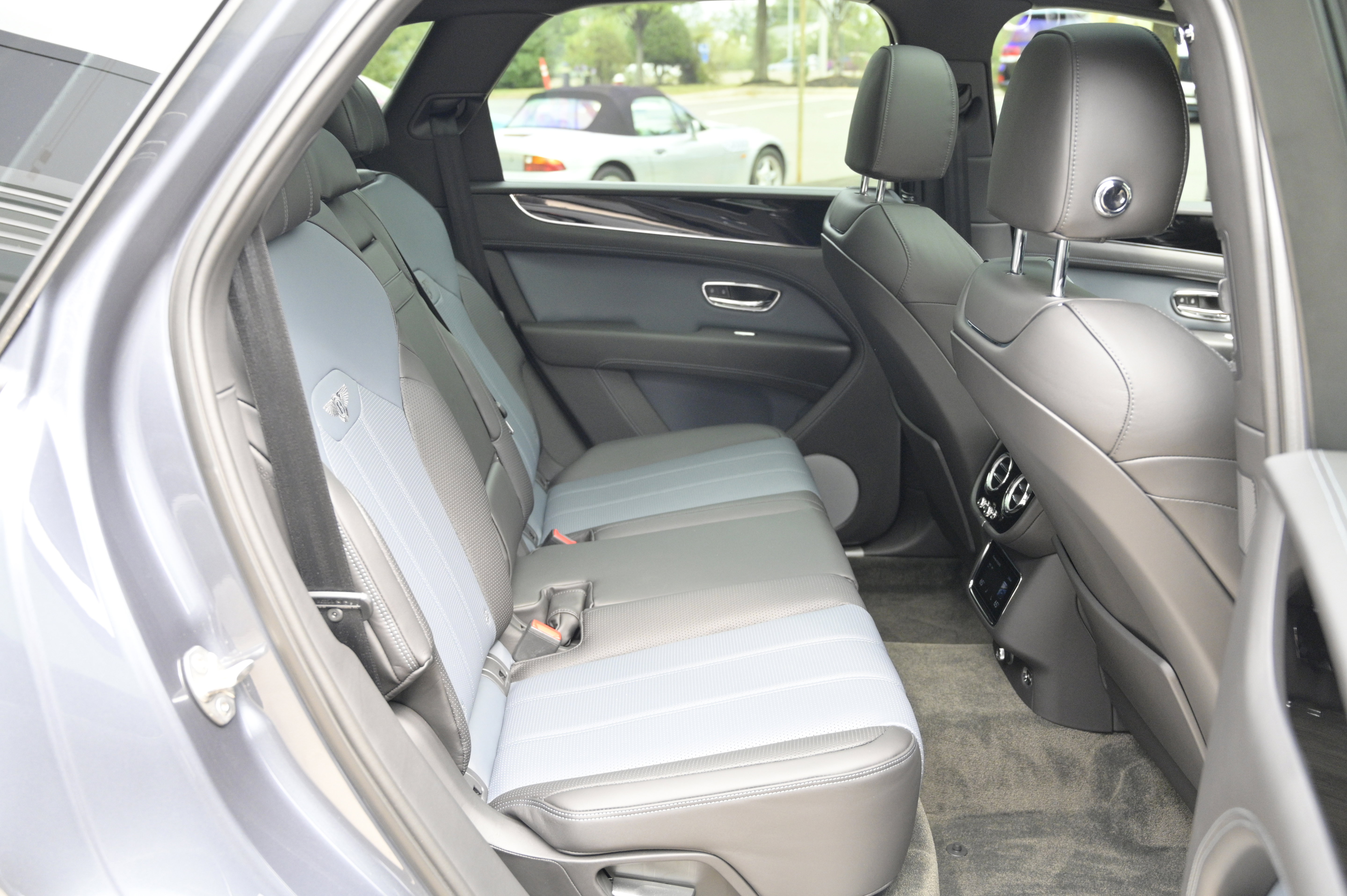 Used 2021 Bentley Bentayga AWD/4WD image 48