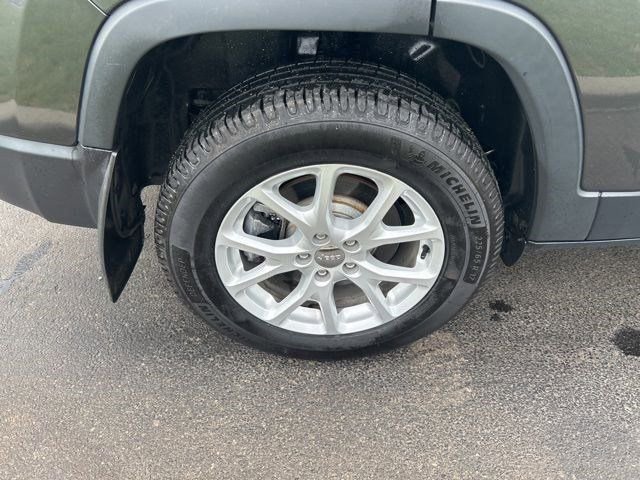 Used 2022 Jeep Cherokee Latitude Lux w/ Sun & Sound Group AWD/4WD image 47