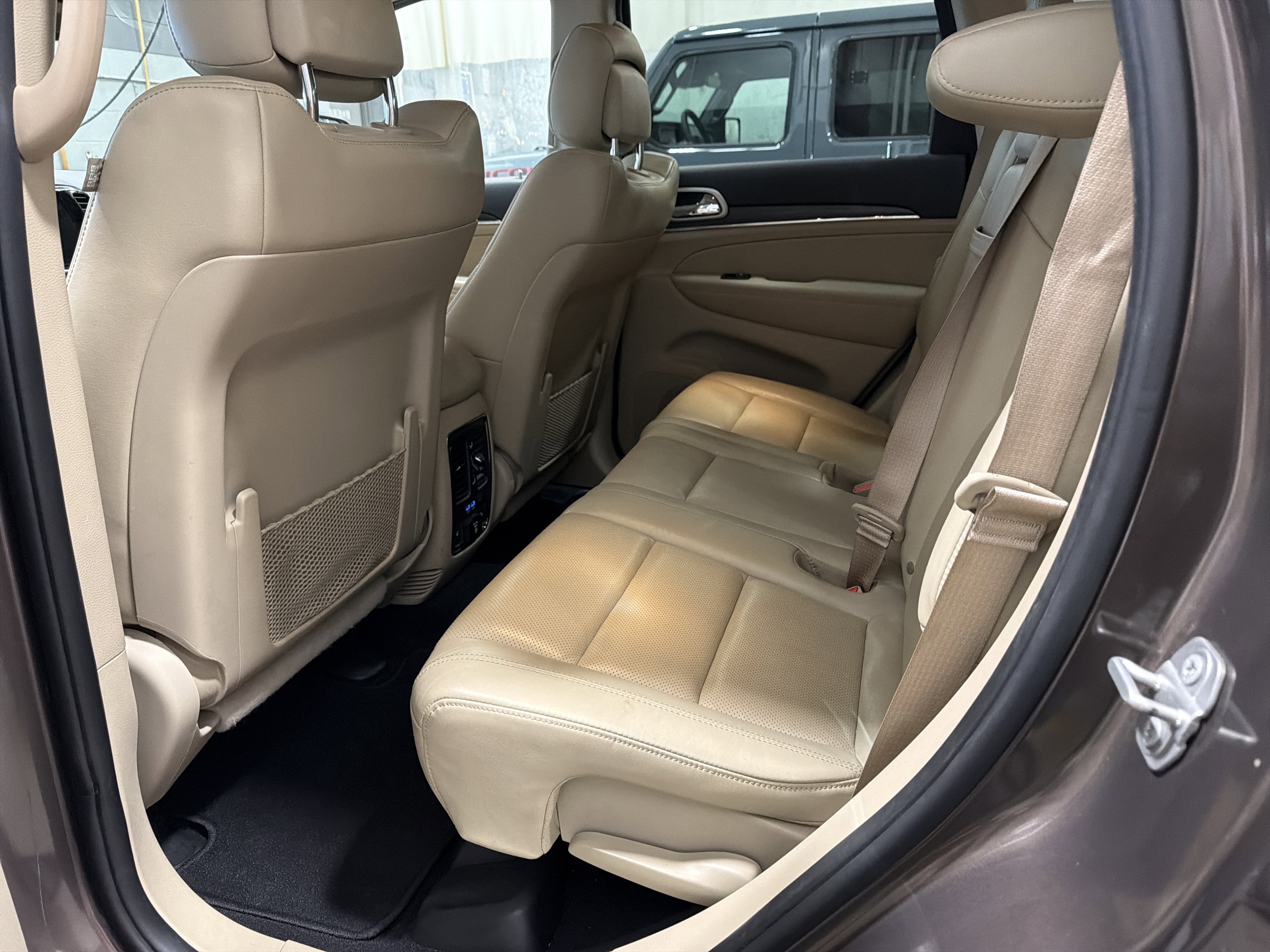 Used 2020 Jeep Grand Cherokee Limited w/ Luxury Group II image 18