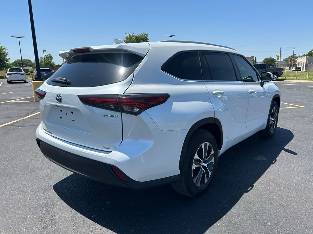 Used 2024 Toyota Highlander XLE FWD image 8