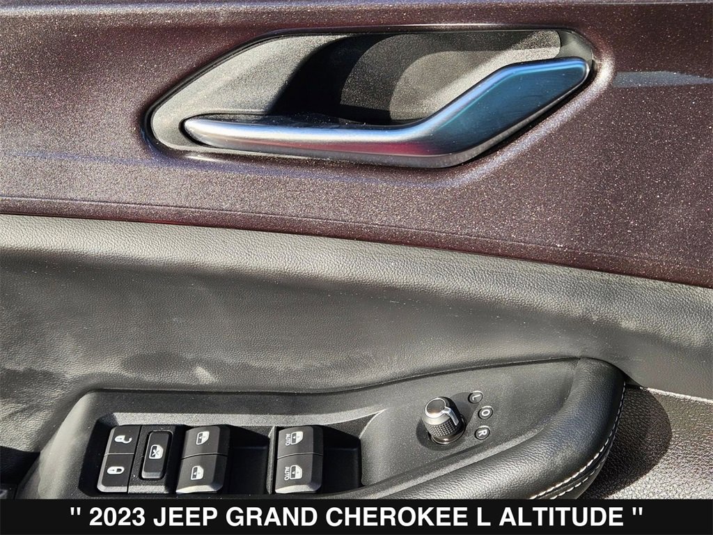 Used 2023 Jeep Grand Cherokee L Laredo image 15