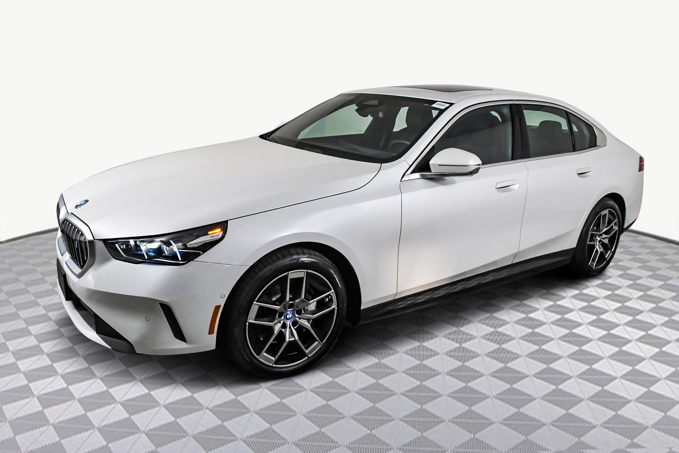 Used 2025 BMW i5 eDrive40i image 4