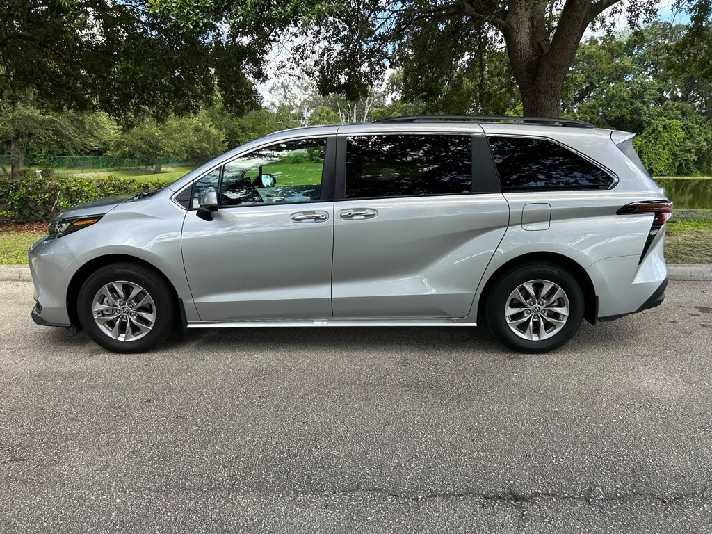 Used 2025 Toyota Sienna XLE FWD image 3