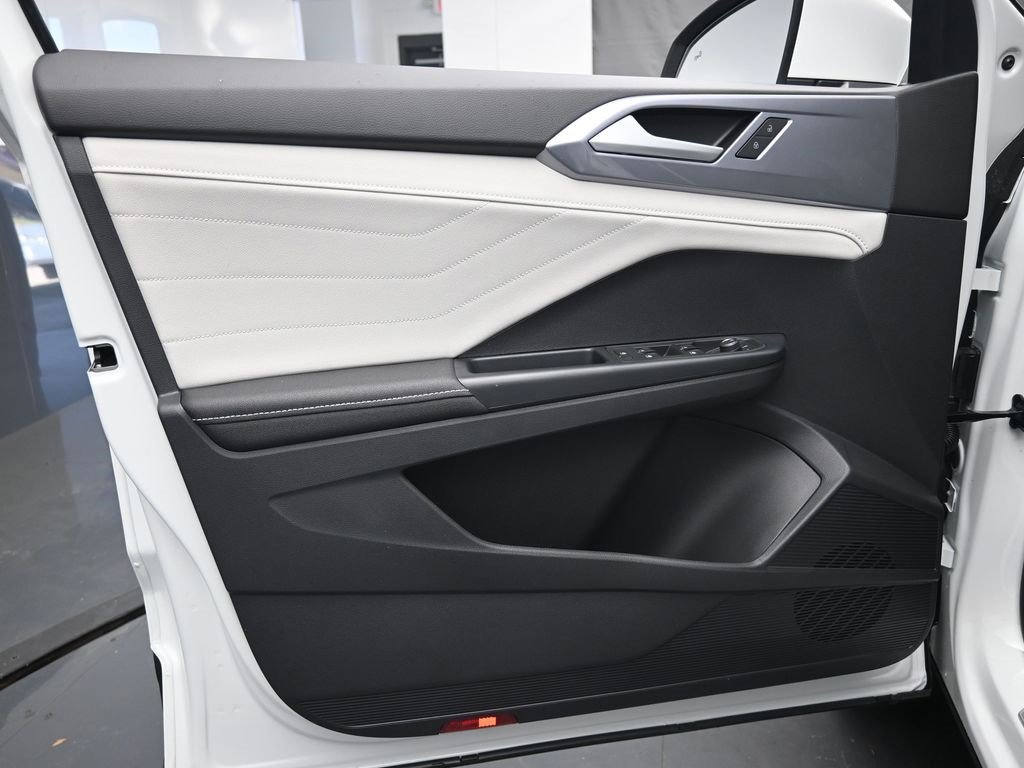 Used 2025 Volkswagen Taos SEL image 19