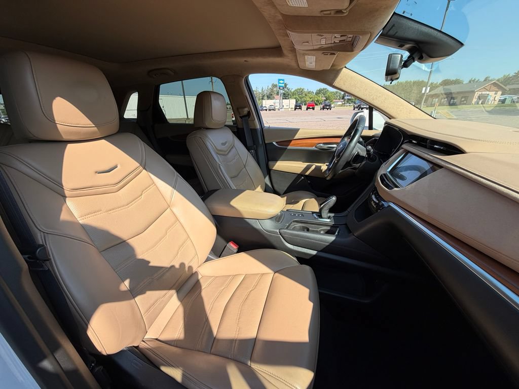 Used 2017 Cadillac XT5 Platinum w/ Driver Assist Package AWD/4WD image 5