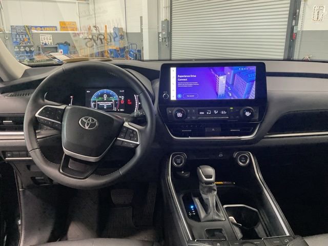 Used 2024 Toyota Grand Highlander AWD image 12