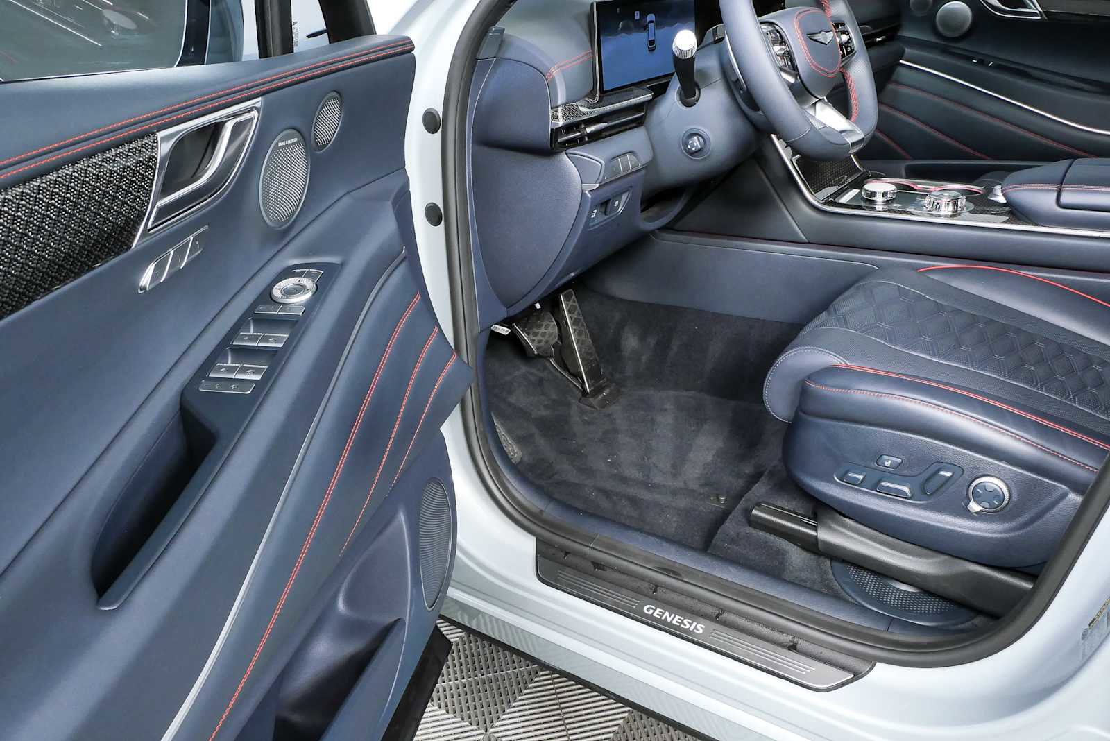 Used 2025 Genesis GV80 3.5T e-SC AWD/4WD image 8