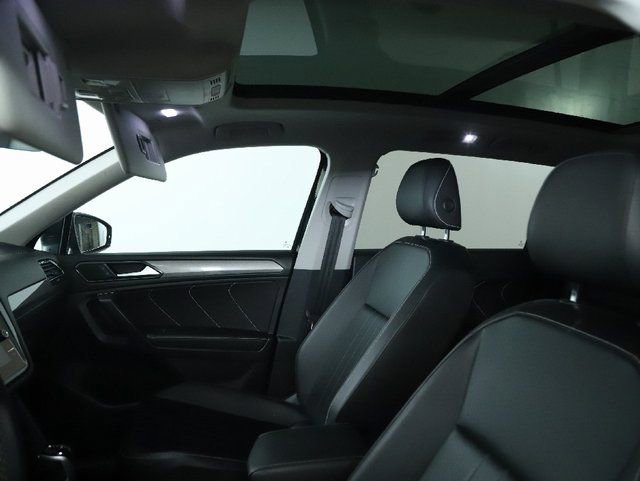 Used 2022 Volkswagen Tiguan SE w/ Panoramic Sunroof Package image 21