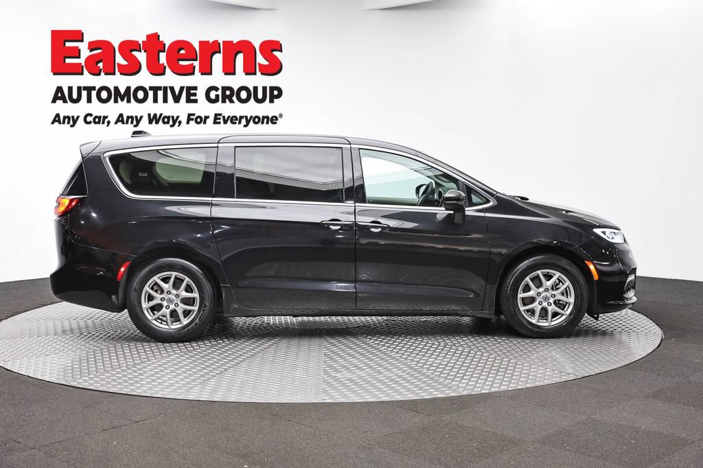 Used 2023 Chrysler Pacifica Touring-L FWD image 4