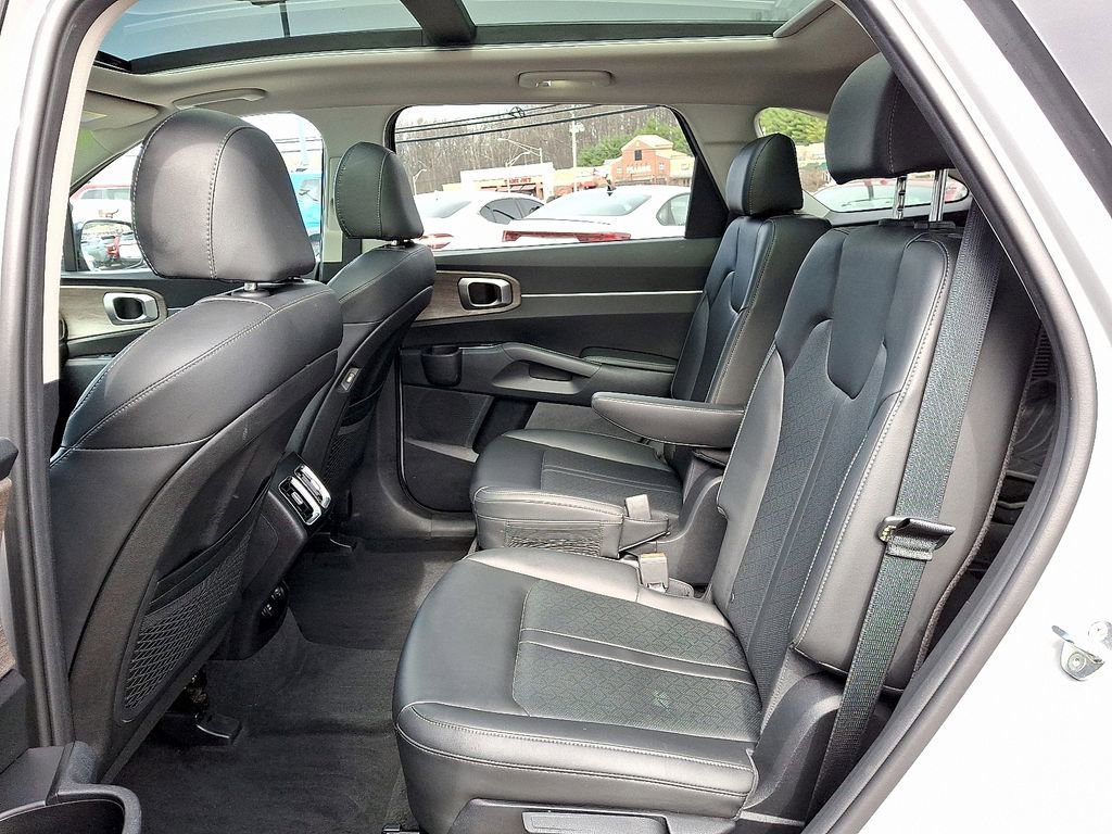 Used 2023 Kia Sorento EX w/ Panoramic Sunroof Package image 11