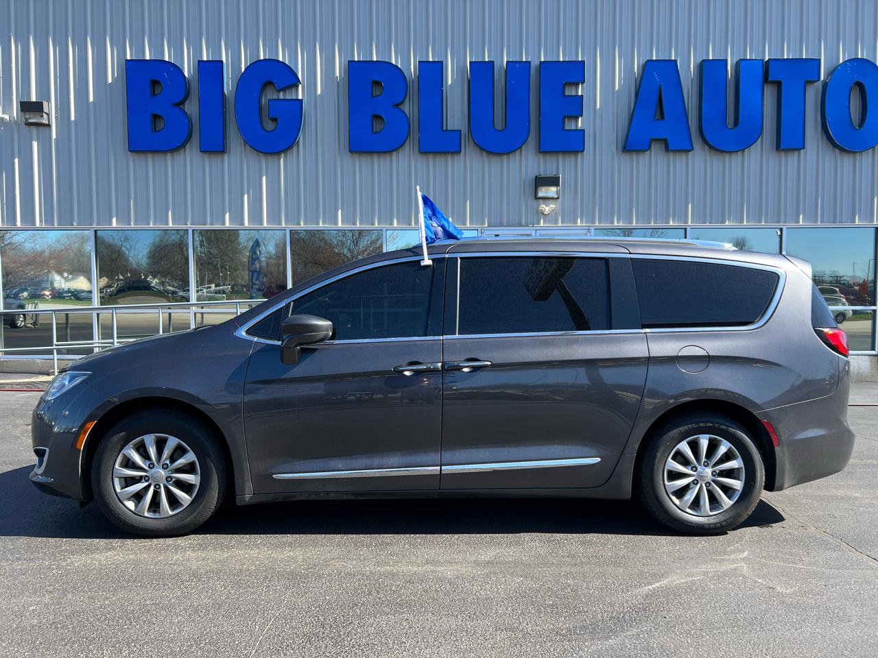 Used 2018 Chrysler Pacifica Touring-L image 2