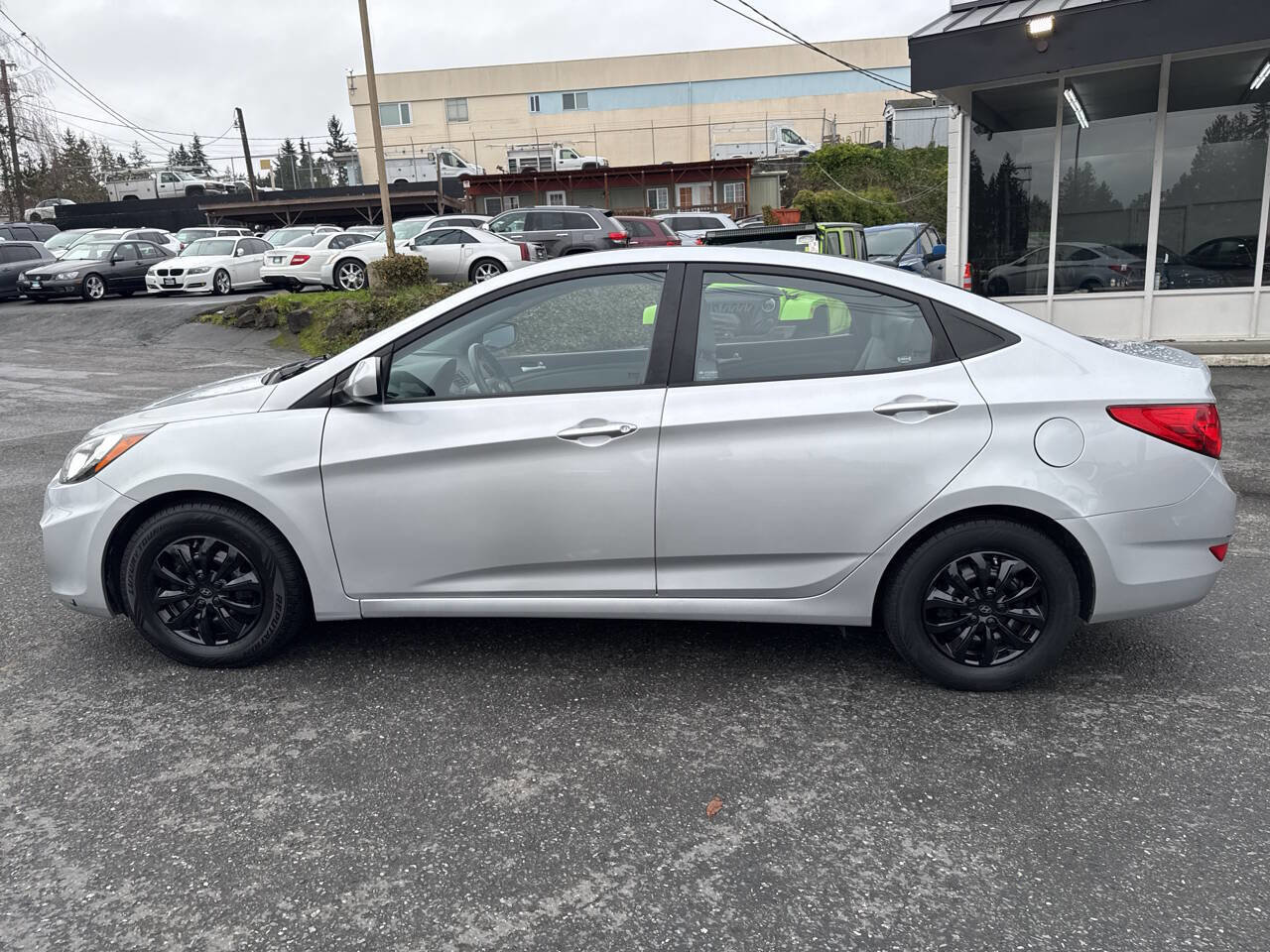 Used 2013 Hyundai Accent GLS image 2