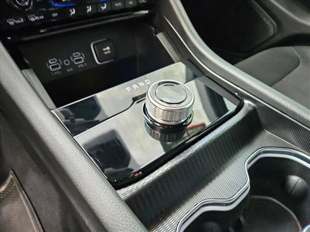Used 2025 Jeep Grand Cherokee Laredo X RWD image 9