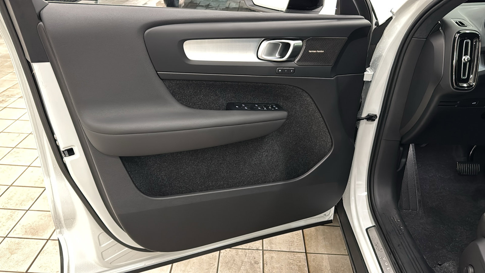 New 2026 Volvo XC40 B4 Plus w/ Climate Package FWD image 21
