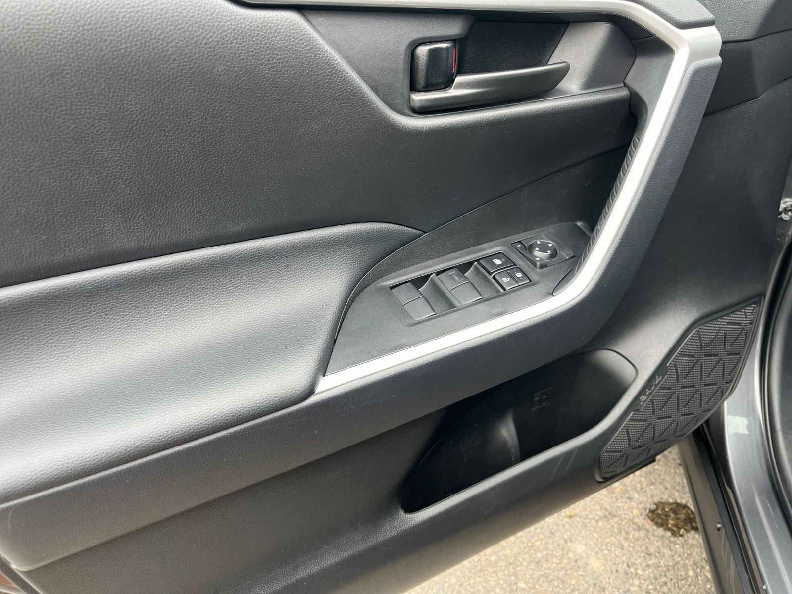Used 2025 Toyota RAV4 LE AWD/4WD image 18