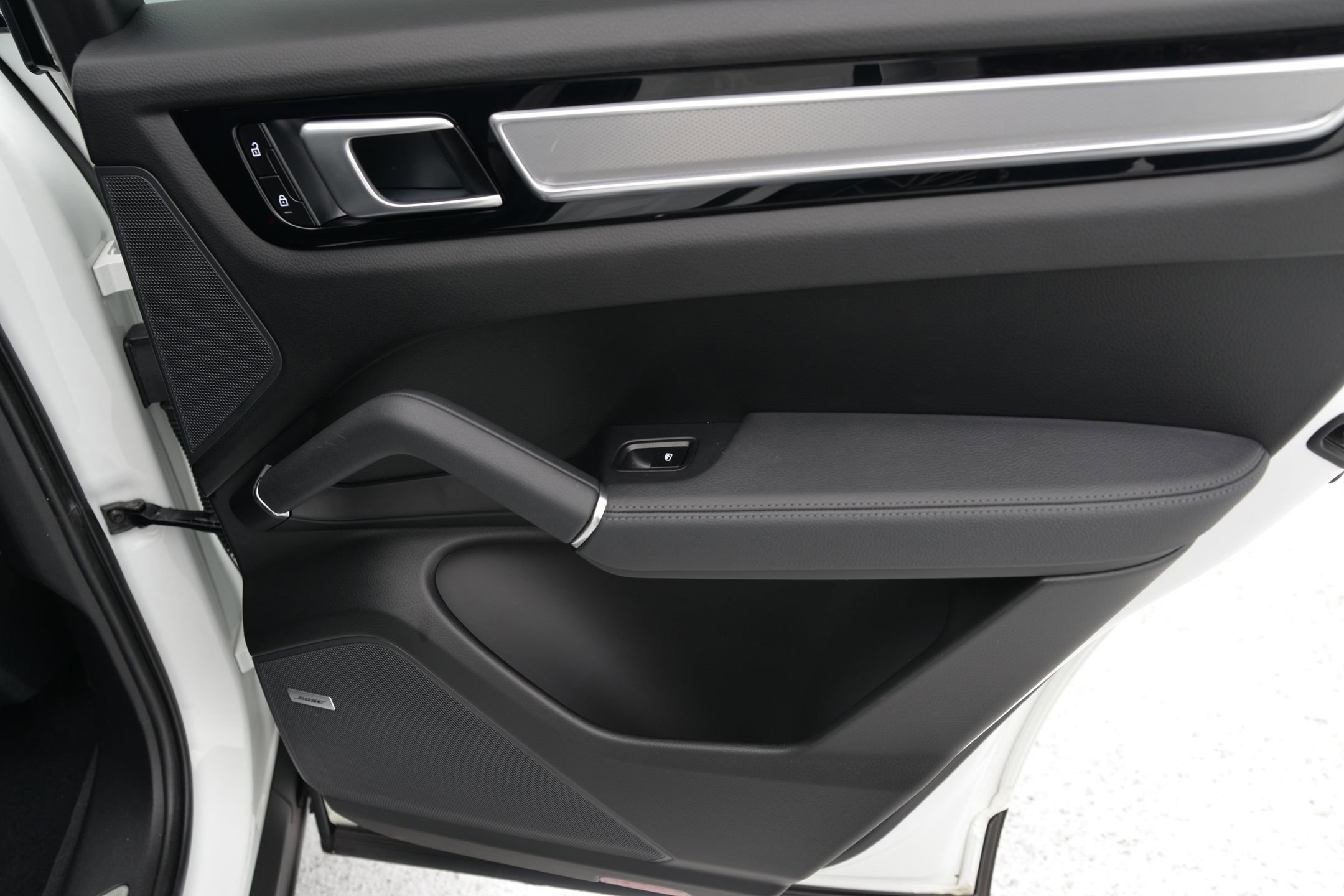 Certified 2022 Porsche Cayenne Platinum Edition image 27