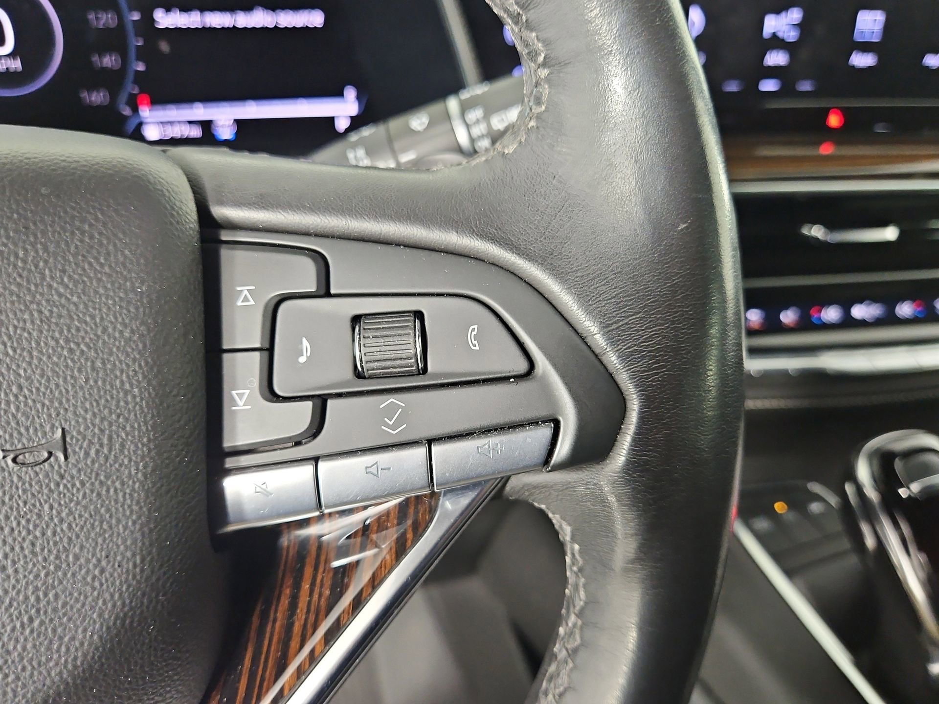 Used 2023 Cadillac Escalade Premium Luxury AWD/4WD image 25