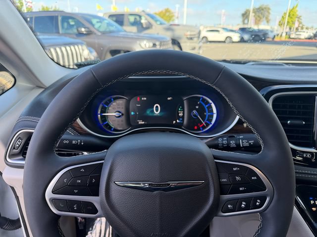 Used 2023 Chrysler Pacifica Limited w/ Uconnect Theater Family Group FWD image 25