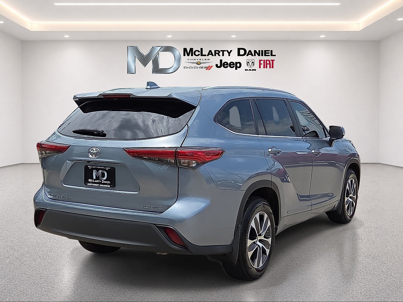 Used 2023 Toyota Highlander XLE AWD/4WD image 5