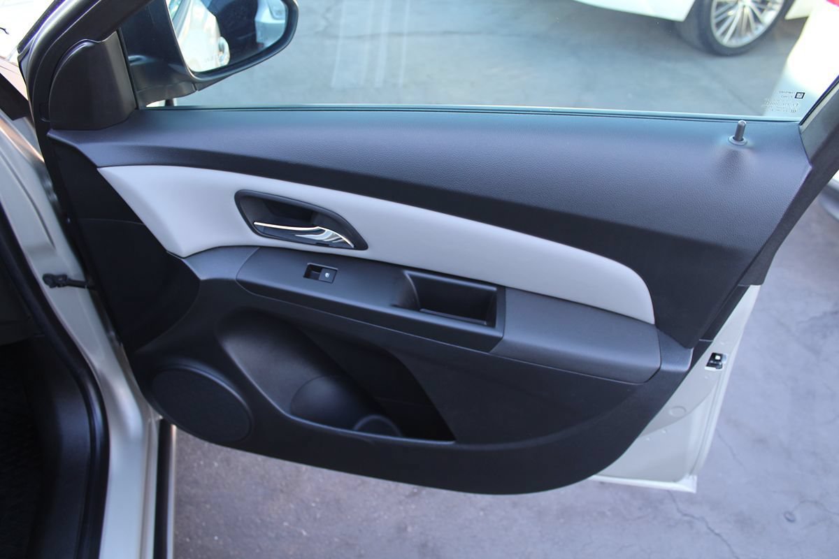 Used 2014 Chevrolet Cruze LS FWD image 17