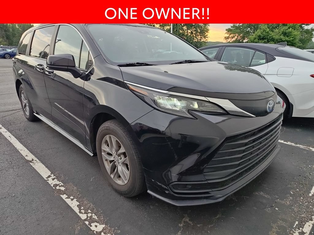 Used 2024 Toyota Sienna LE FWD image 3