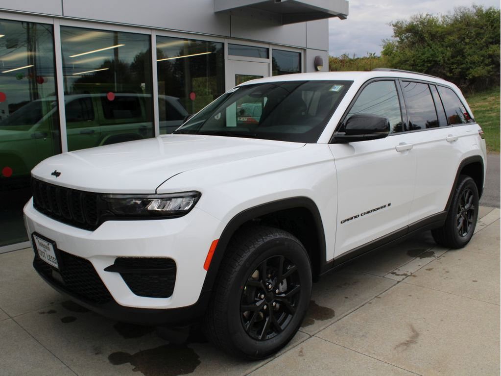 New 2025 Jeep Grand Cherokee Altitude image 3