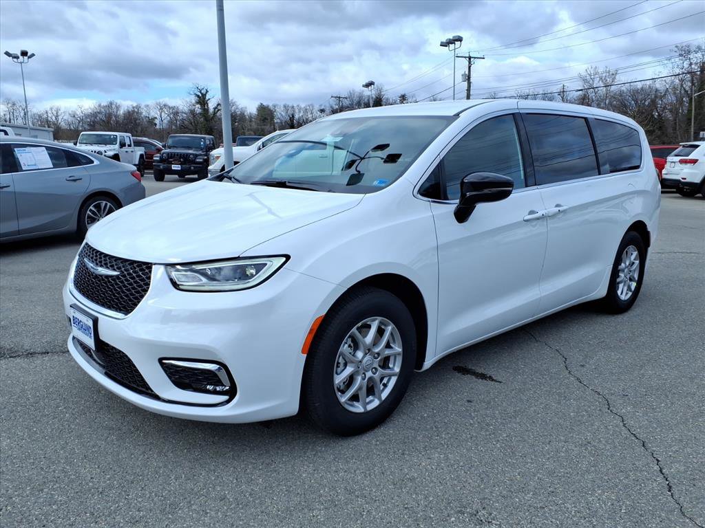 New 2026 Chrysler Pacifica Select image 8