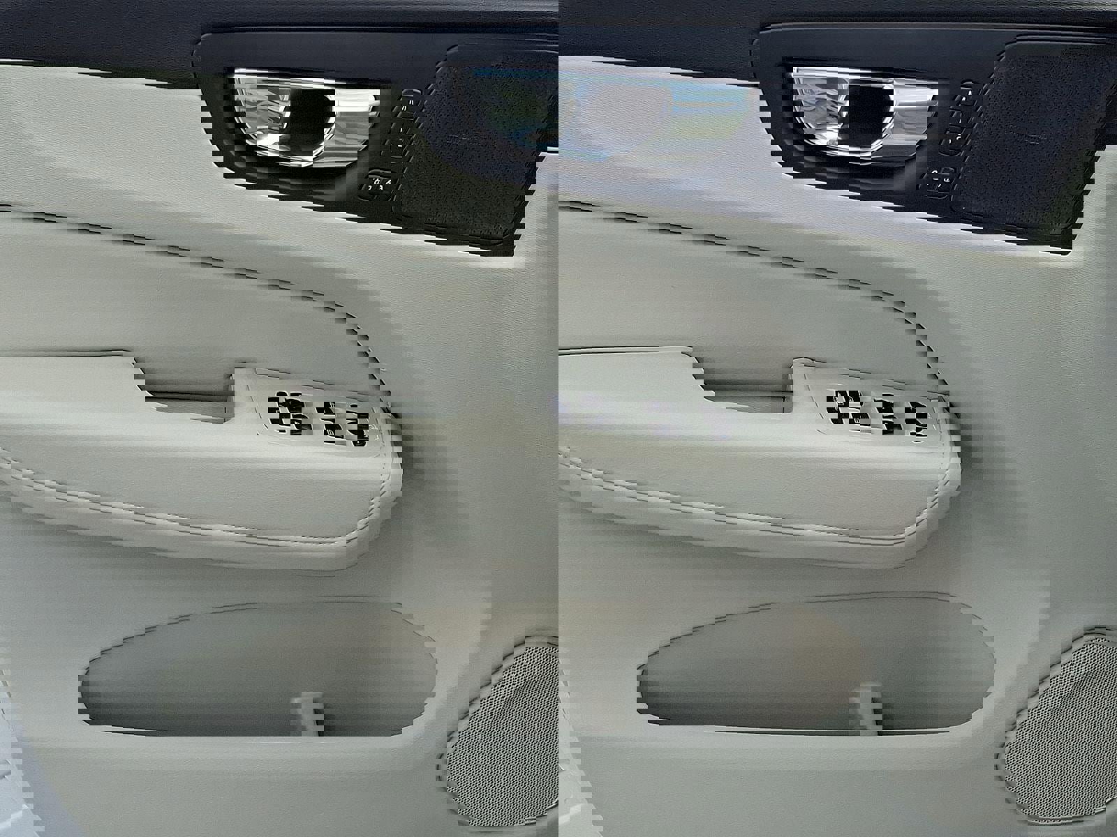 Certified 2023 Volvo XC60 T8 Ultimate w/ Protection Package Premier image 12