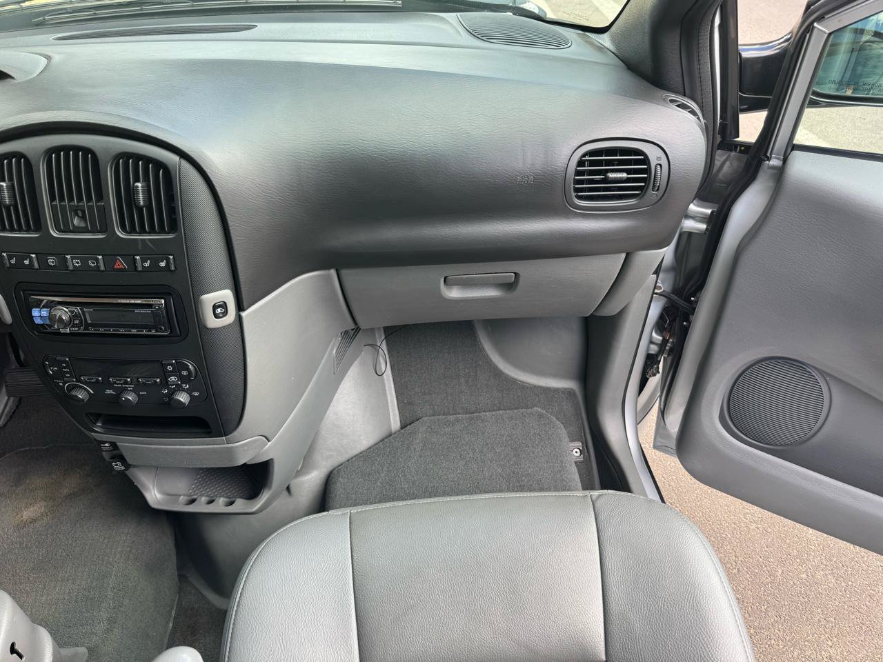 Used 2004 Dodge Grand Caravan SXT w/ Premium Group FWD image 23