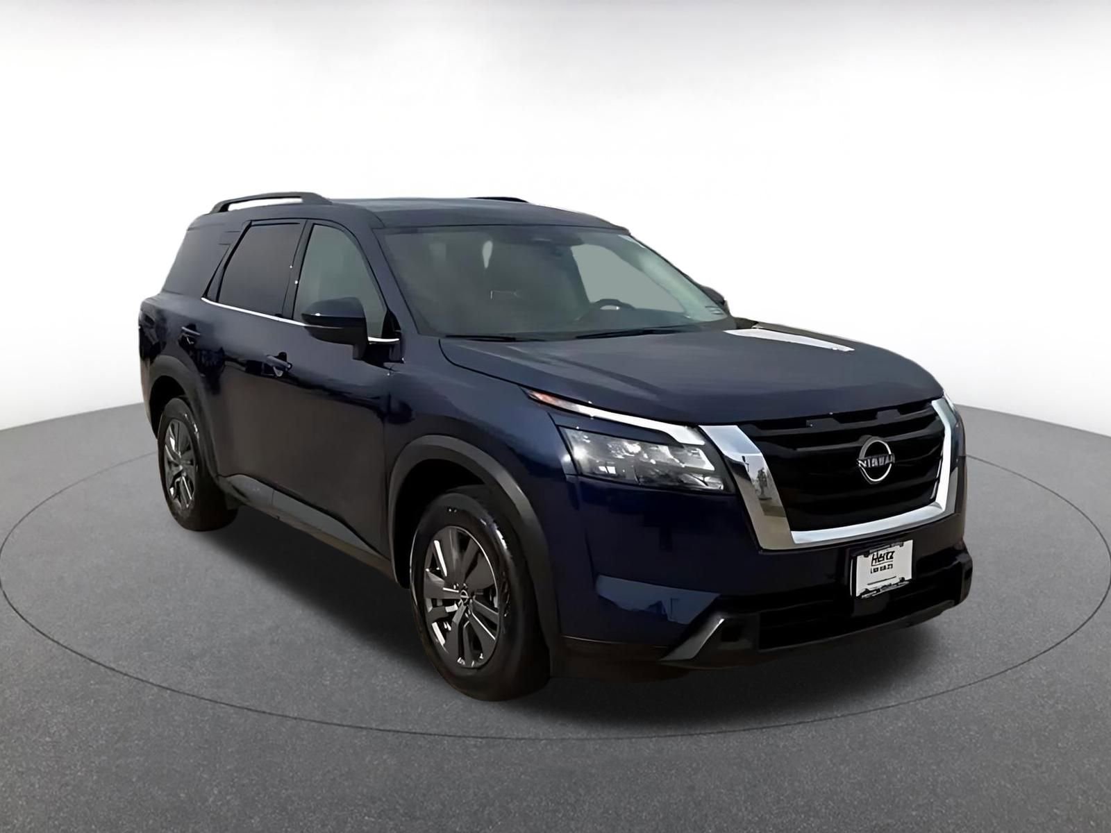 Used 2025 Nissan Pathfinder SV image 3