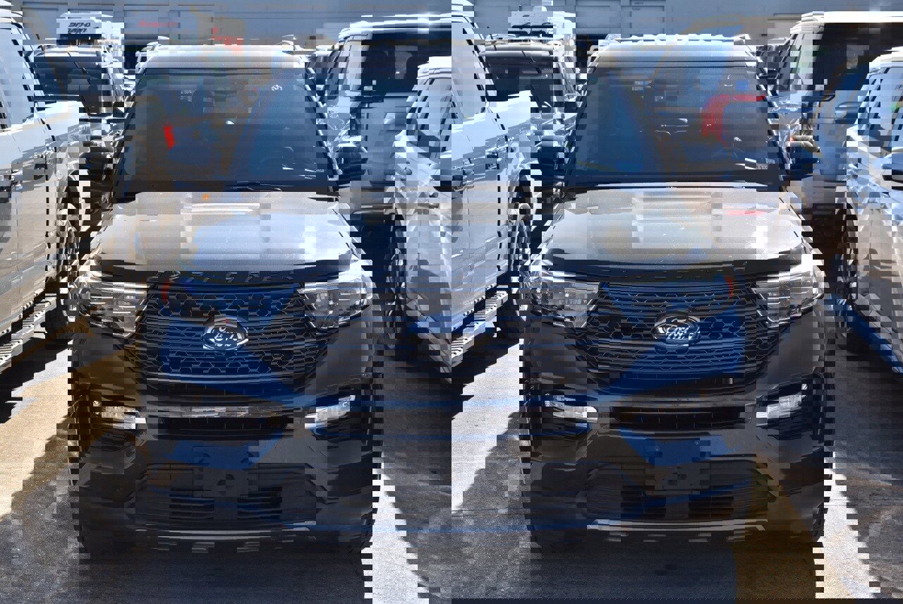 Used 2022 Ford Explorer XLT w/ Equipment Group 202A image 3