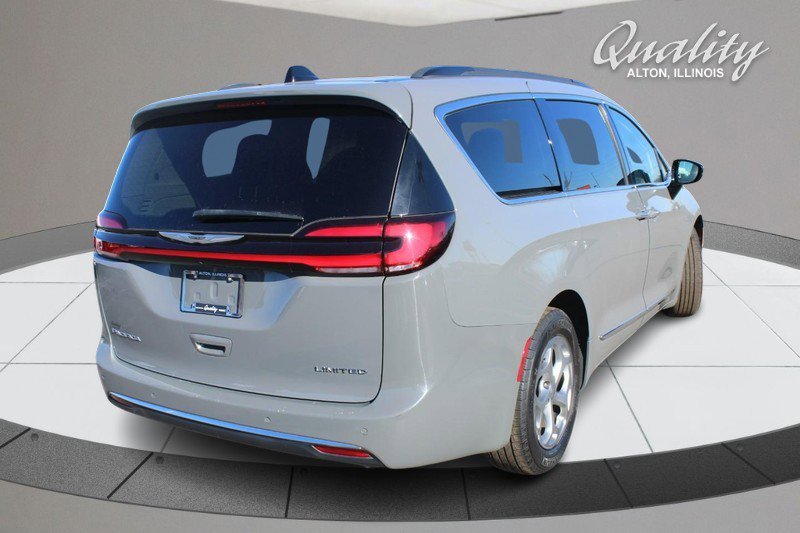 Used 2023 Chrysler Pacifica Limited image 4