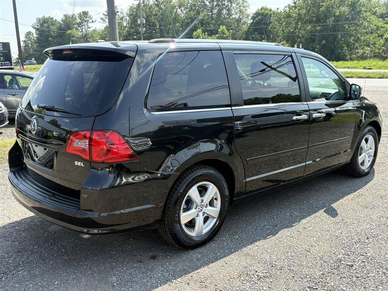 Used 2013 Volkswagen Routan SEL Premium FWD image 4