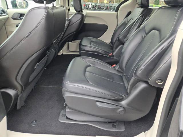 Certified 2024 Chrysler Pacifica Select image 15