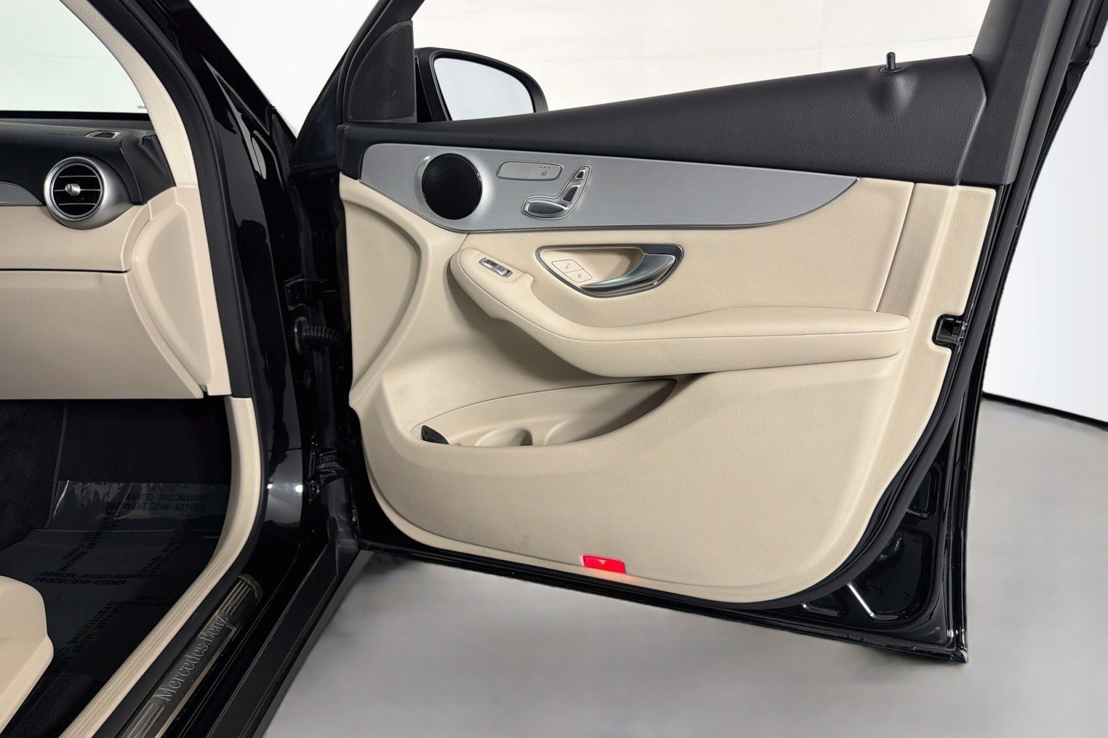 Used 2021 Mercedes-Benz GLC 300 image 24
