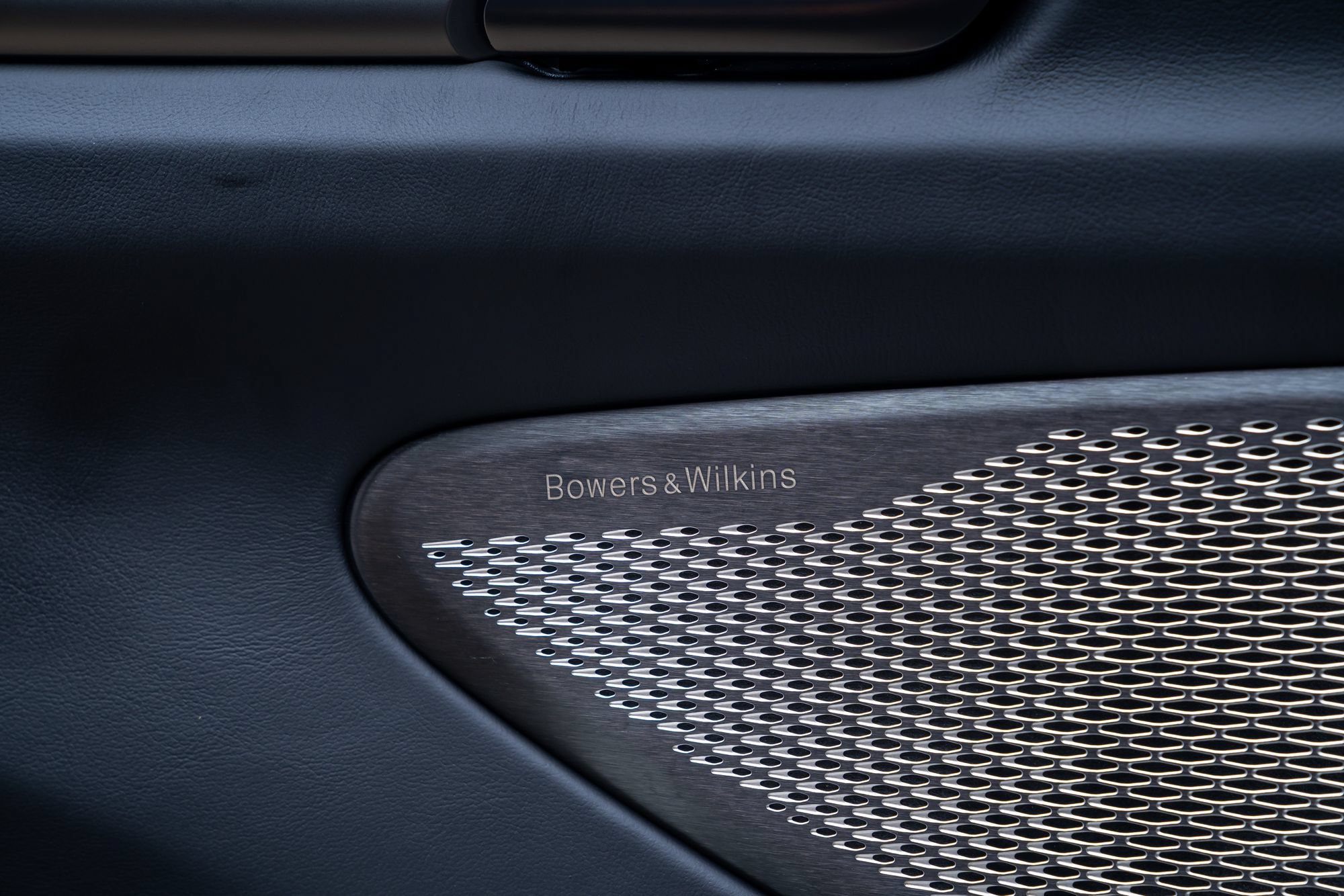 Used 2025 Aston Martin V8 Vantage Coupe RWD image 18